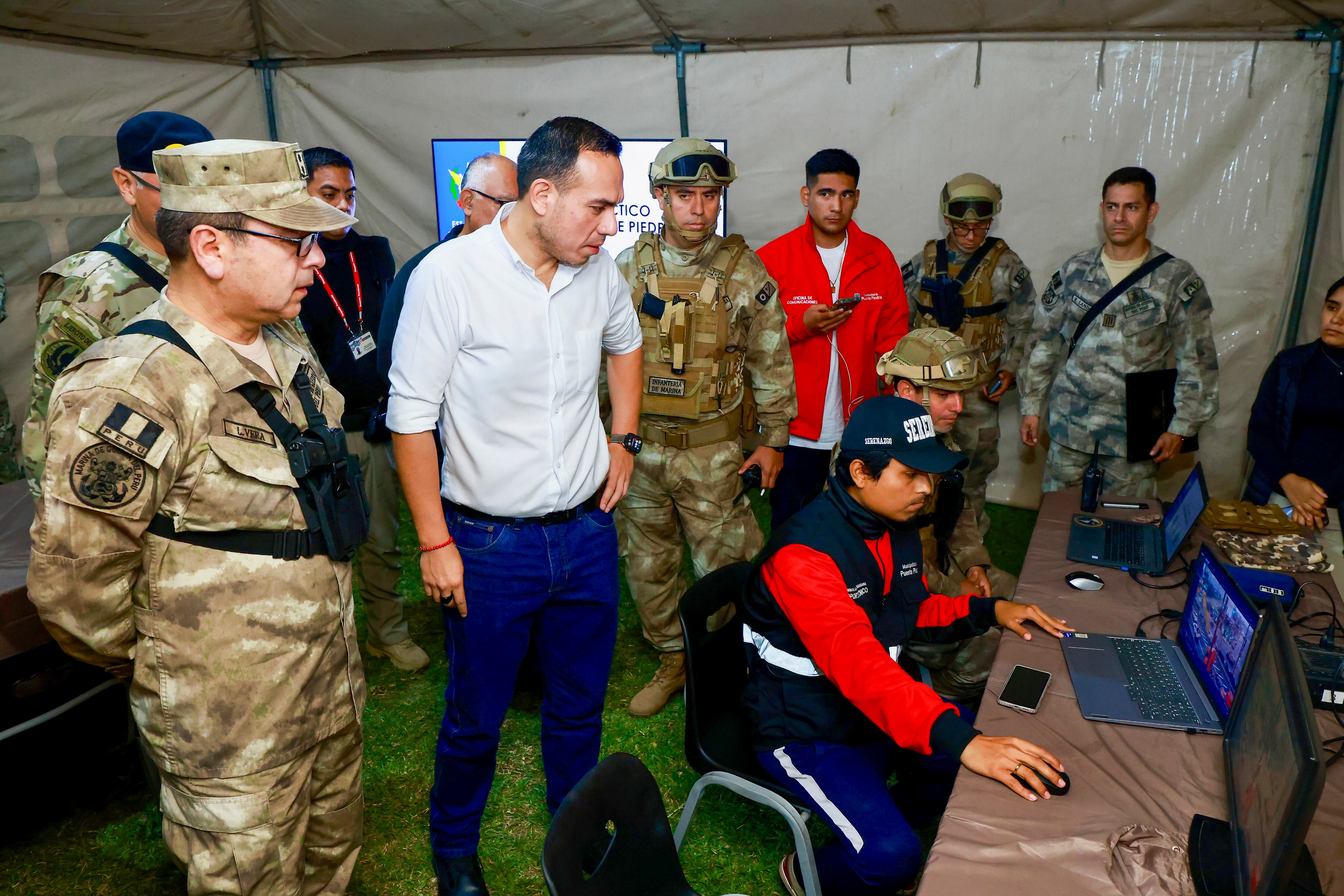 El presidente José Jerí Oré supervisó el puesto de comando militar instalado en el distrito y destacó el trabajo conjunto entre las Fuerzas Armadas, la Policía y el serenazgo para enfrentar el crimen organizado. FOTO: PRESIDENCIA