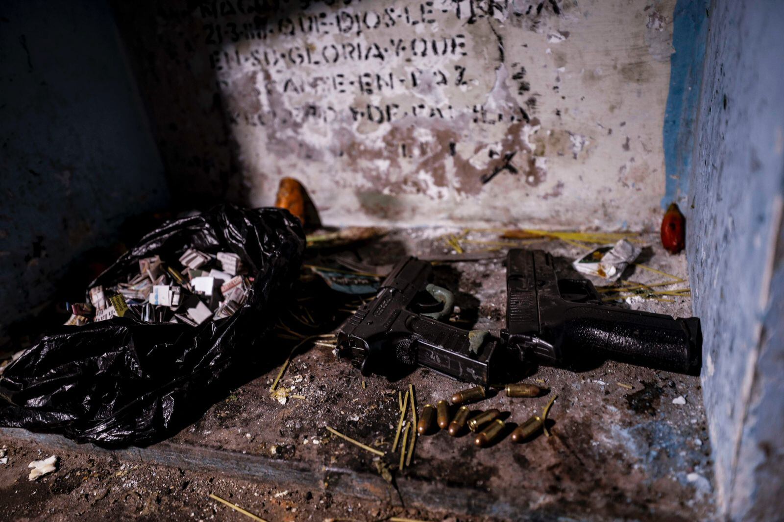 Delincuentes tenían guarida en cementerio. Foto: GEC