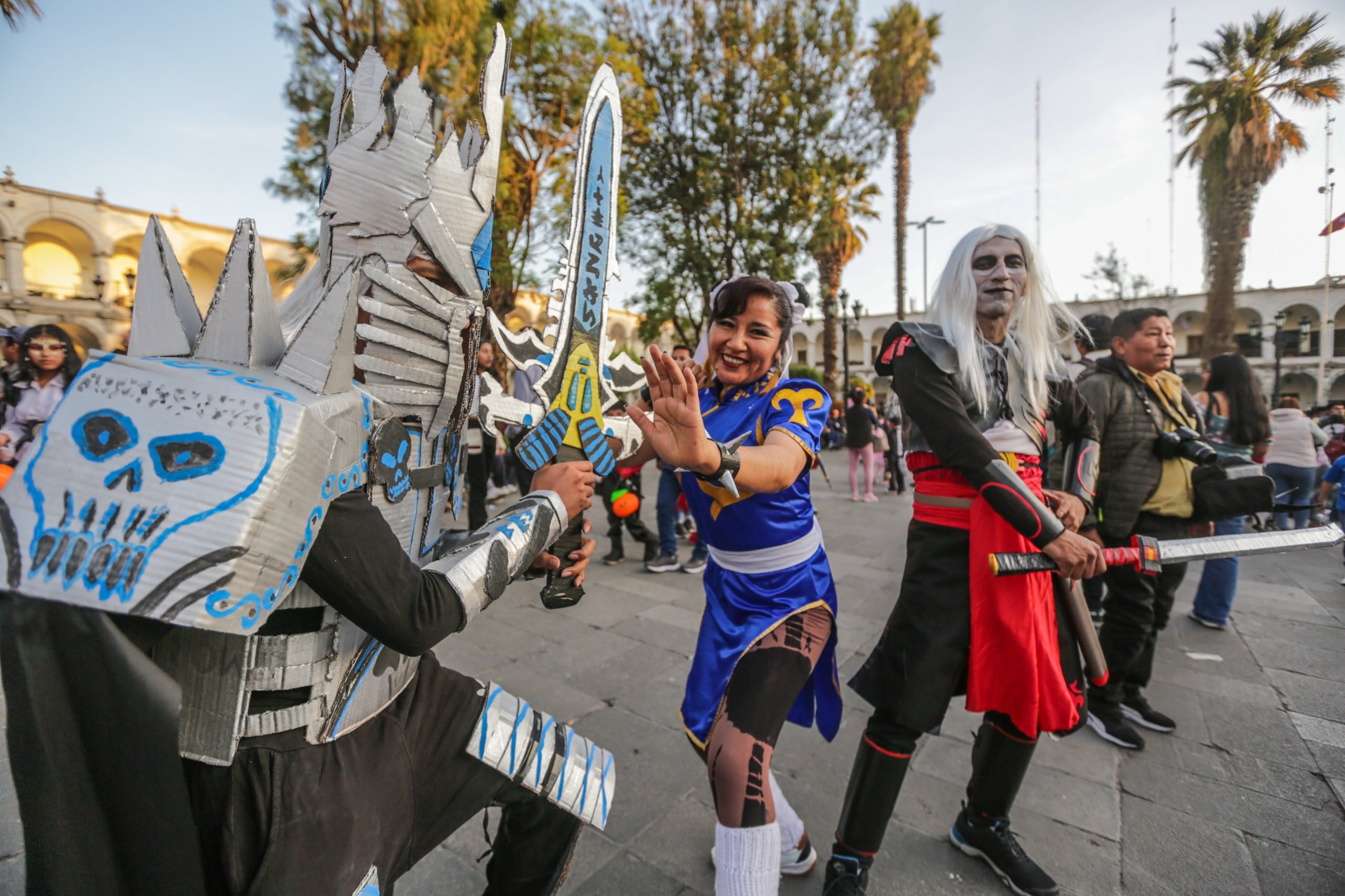 Los trajes de personajes asiáticos fue la sensación en la plaza de armas (Foto: Leonardo Cuito)