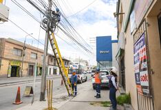 Retiran mil metros de cables de postes de alumbrado público en Arequipa