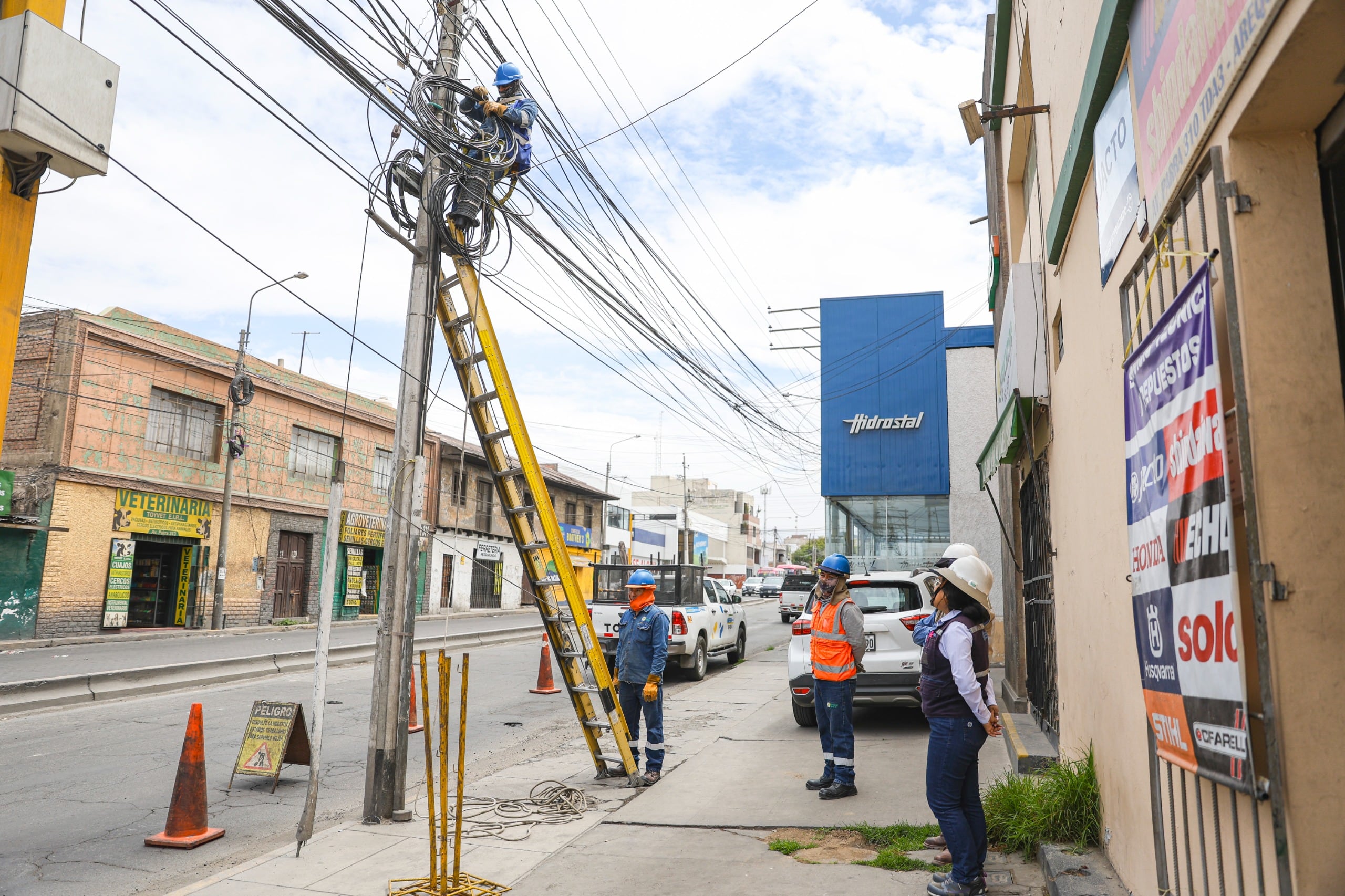 La empresa Seal retira cables de telecomunicaciones