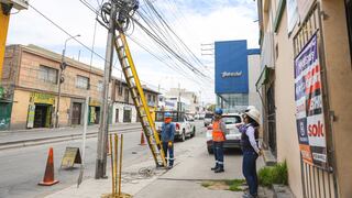 Retiran mil metros de cables de postes de alumbrado público en Arequipa