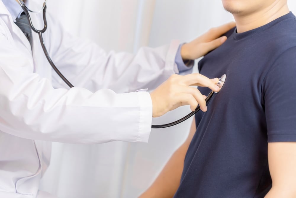 Algunas conductas incorporadas a la rutina pueden contribuir a factores de riesgo cardiovascular. Un cardiólogo explica cuáles conviene identificar y qué cambios pueden ayudar.