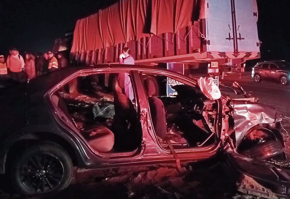 Colectivo en que viajaban chocó frontalmente con camión. (Foto: Difusión)
