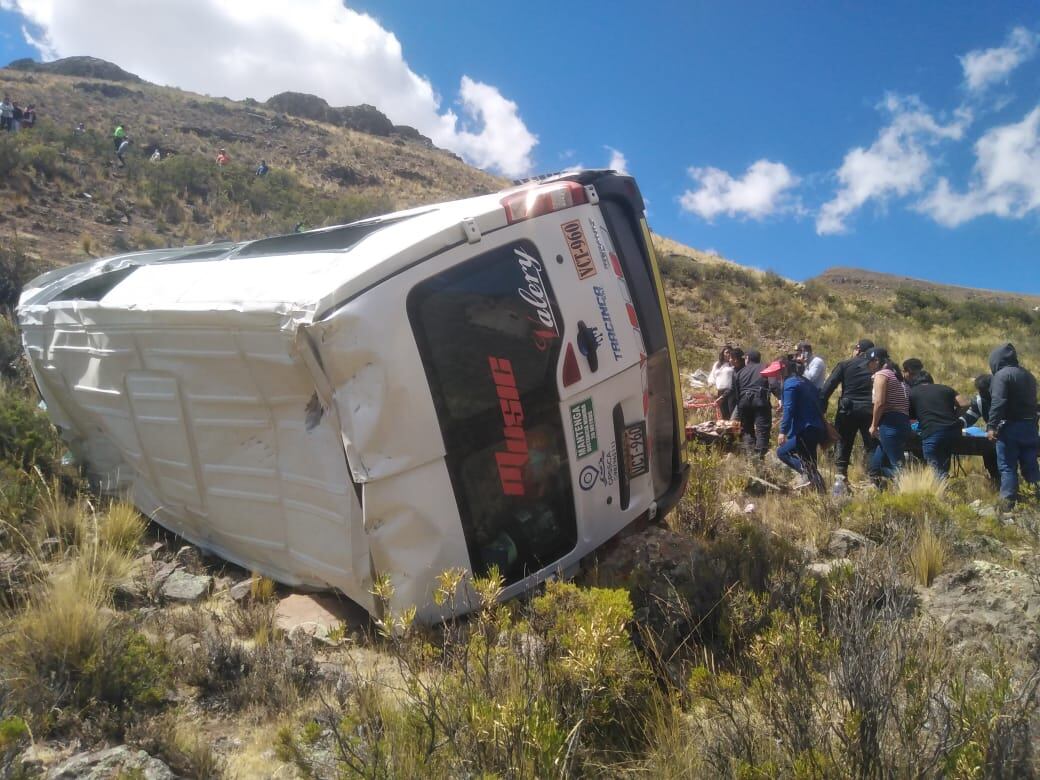Trasbordo. Miniván que cayó a barranco fue enviada para recoger a viajeros de unidad malograda en la carretera. (FOTO: DIFUSIÓN)