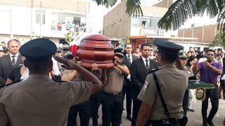 Tragedia en Real Plaza Trujillo: brindan último adiós a efectivo policial, esposa e hija fallecidos (FOTOS)