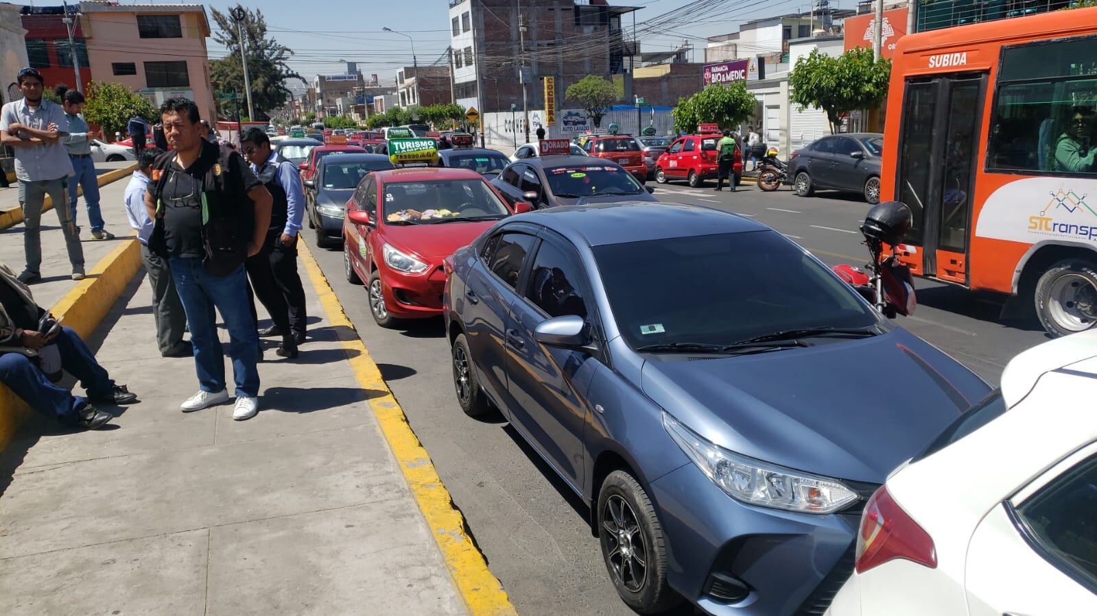 Taxistas se concentra en la plaza Mayta Capac en Miraflores. (Foto: Omar Cruz)