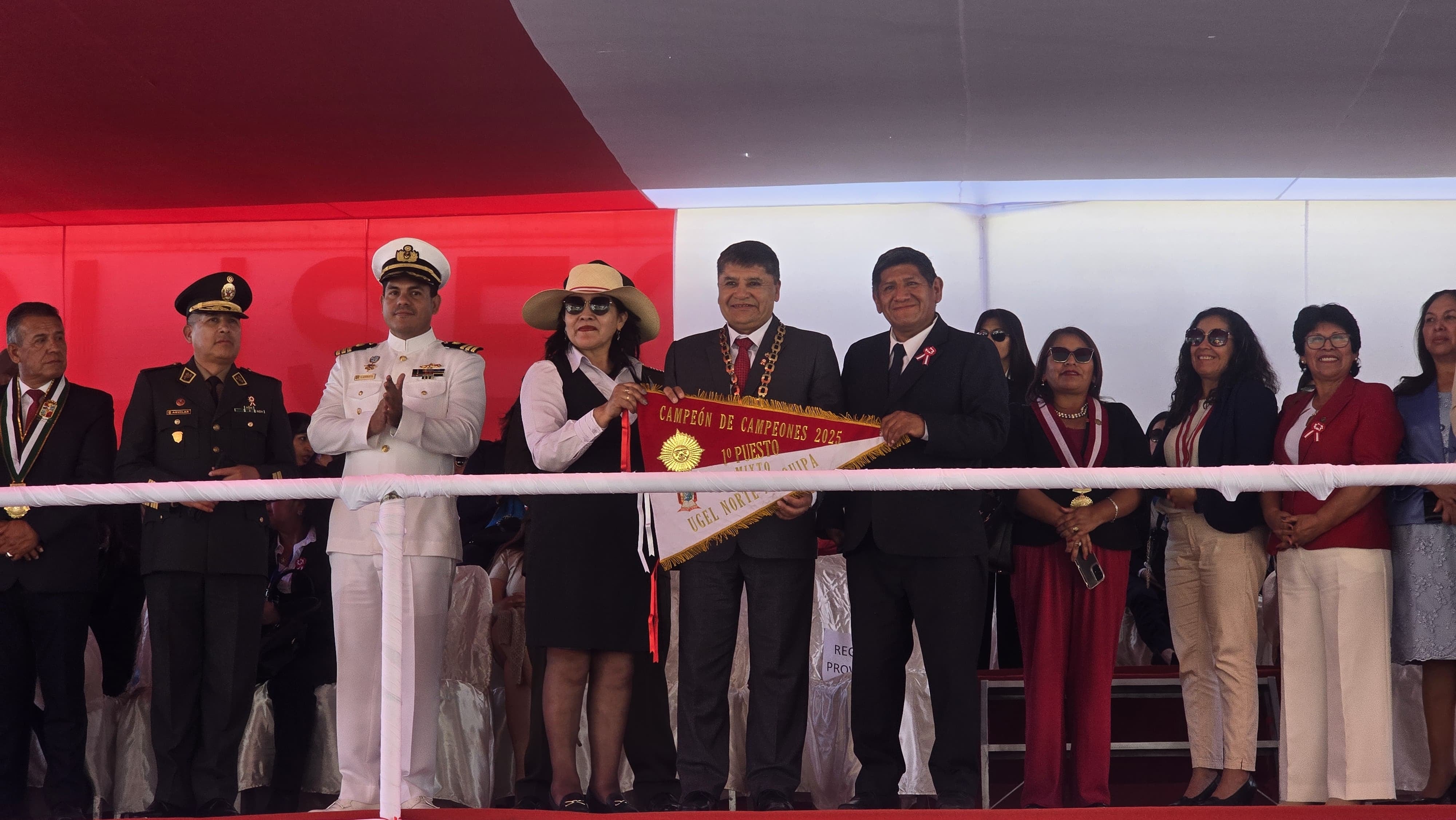 Colegio Carlos José Echavarry en desfile cívico escolar Campeón de Campeones de la Ugel Arequipa Norte. Foto: GEC.