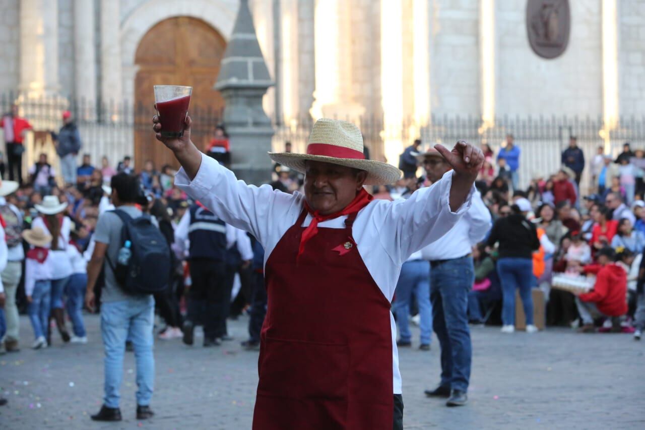 La chicha de güiñapo se hizo presente durante la entrada de ccapo. (Foto: Leonardo Cuito)