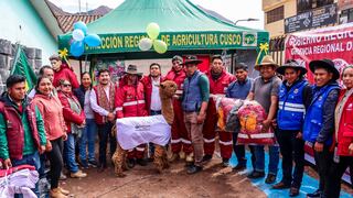 Entregan kits agropecuarios para salvar a animales de granja de las heladas en Cusco