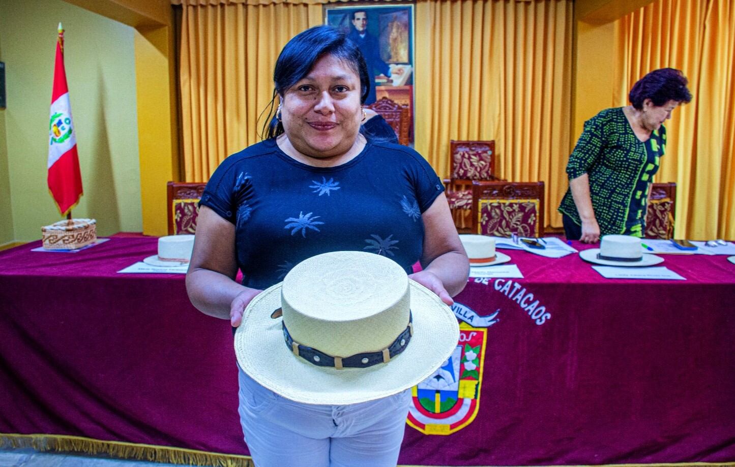 A la Embajadora del sombrero de paja toquilla hoy se le impone la banda.