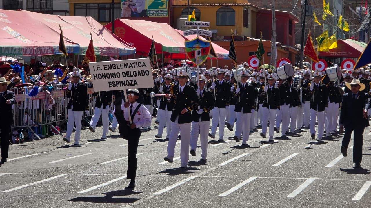 Colegio Honorio Delgado Espinoza en el desfile cívico escolar en Cayma (Arequipa) por el 205 Aniversario de la Independencia del Perú. (Foto: Yunsu Pariapaza/@photo.gec)