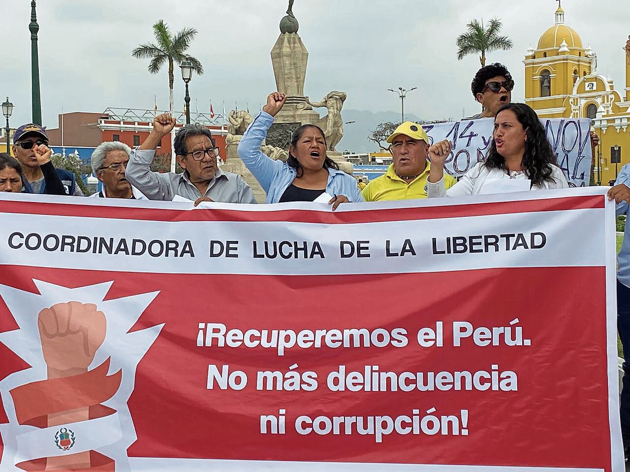 Noa Díaz, de la Coordinadora de Lucha La Libertad, señala que no hay políticos involucrados en la organización de protesta. Asociación de mercados marca distancia.