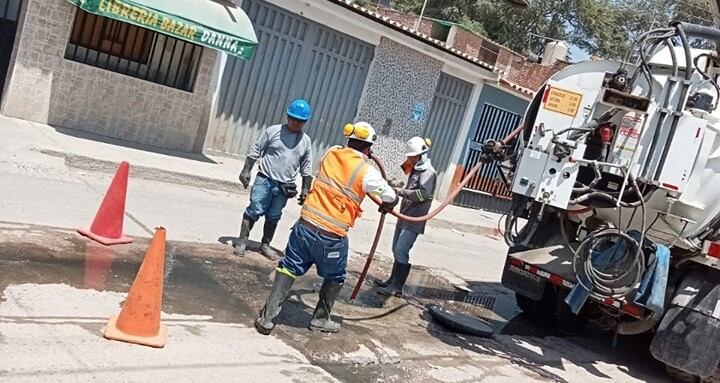 EPS Grau realiza trabajos tras afloramiento de desagües en el distrito de Castilla, en Piura