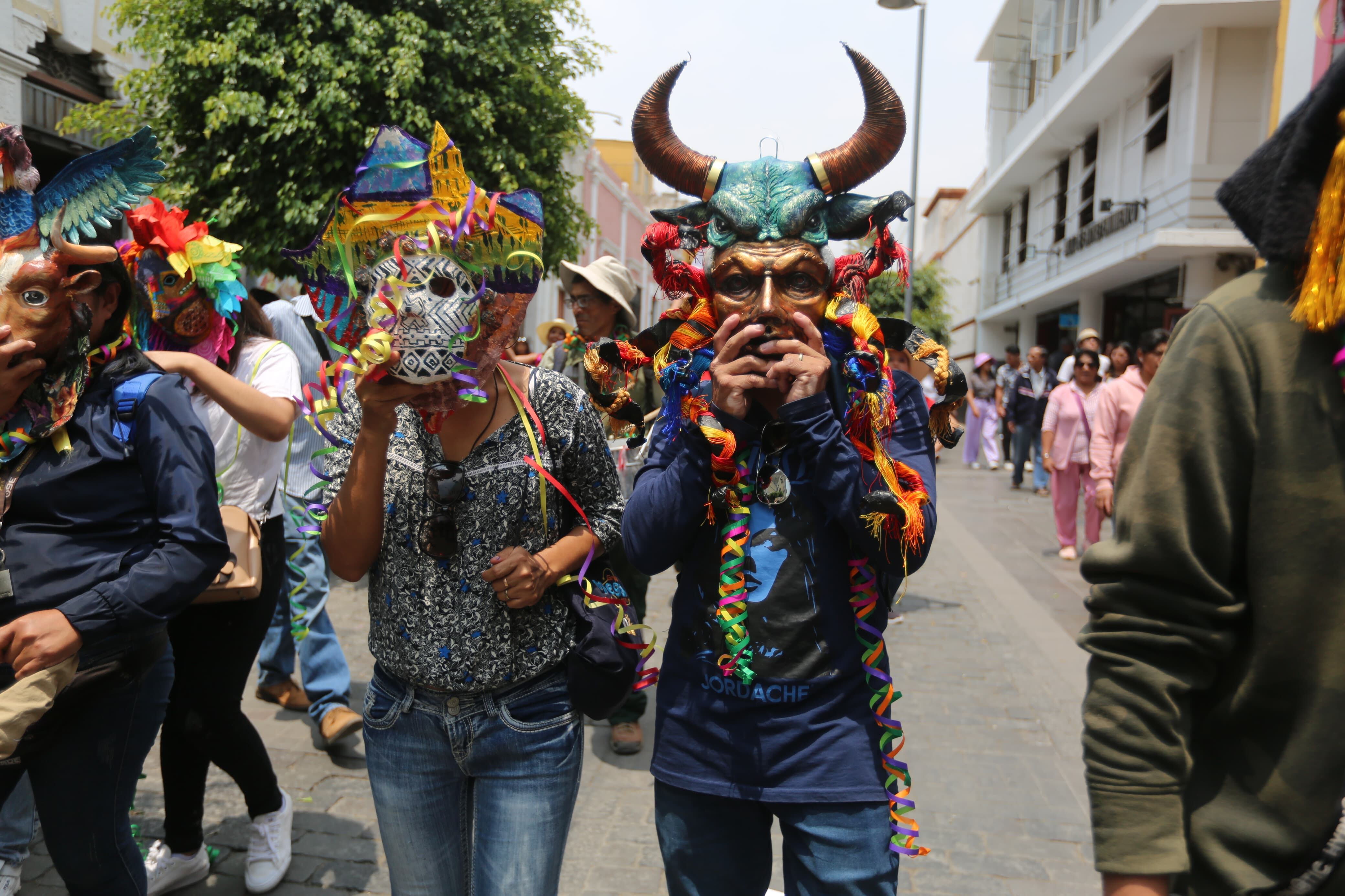 Mucha imaginación y arte en presentación de mascaras. (Foto: Leonardo Cuito)