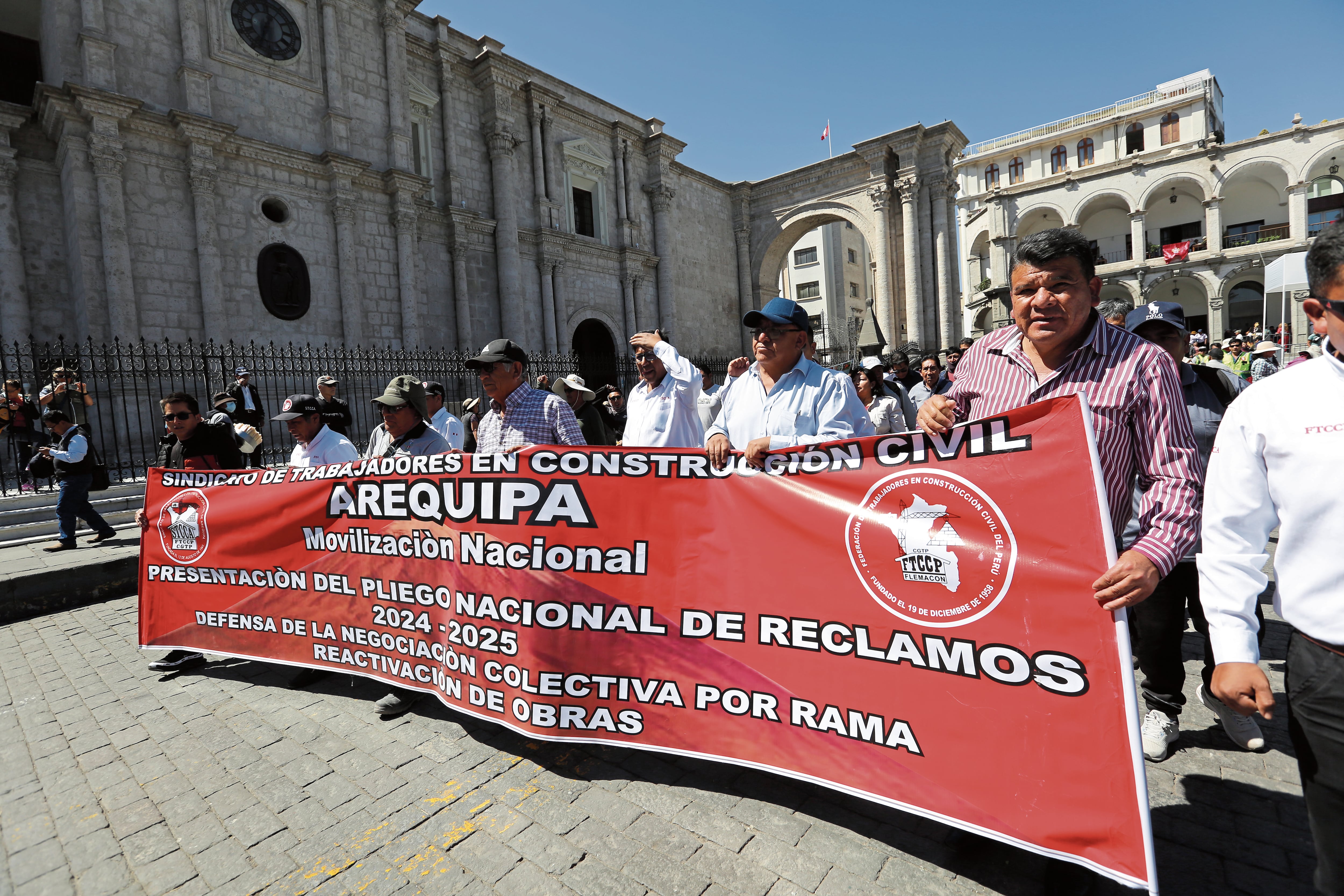 Luego de reunión salieron a la Plaza de Armas. (Foto: GEC)