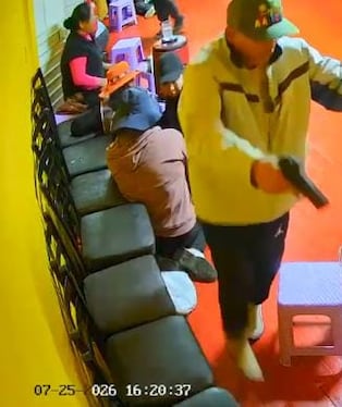 El violento asalto ocurrió en un establecimiento del barrio Porteño. Las cámaras de seguridad registraron el accionar de los delincuentes, quienes huyeron en un mototaxi y una camioneta.