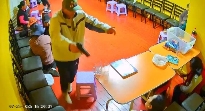 El violento asalto ocurrió en un establecimiento del barrio Porteño. Las cámaras de seguridad registraron el accionar de los delincuentes, quienes huyeron en un mototaxi y una camioneta.