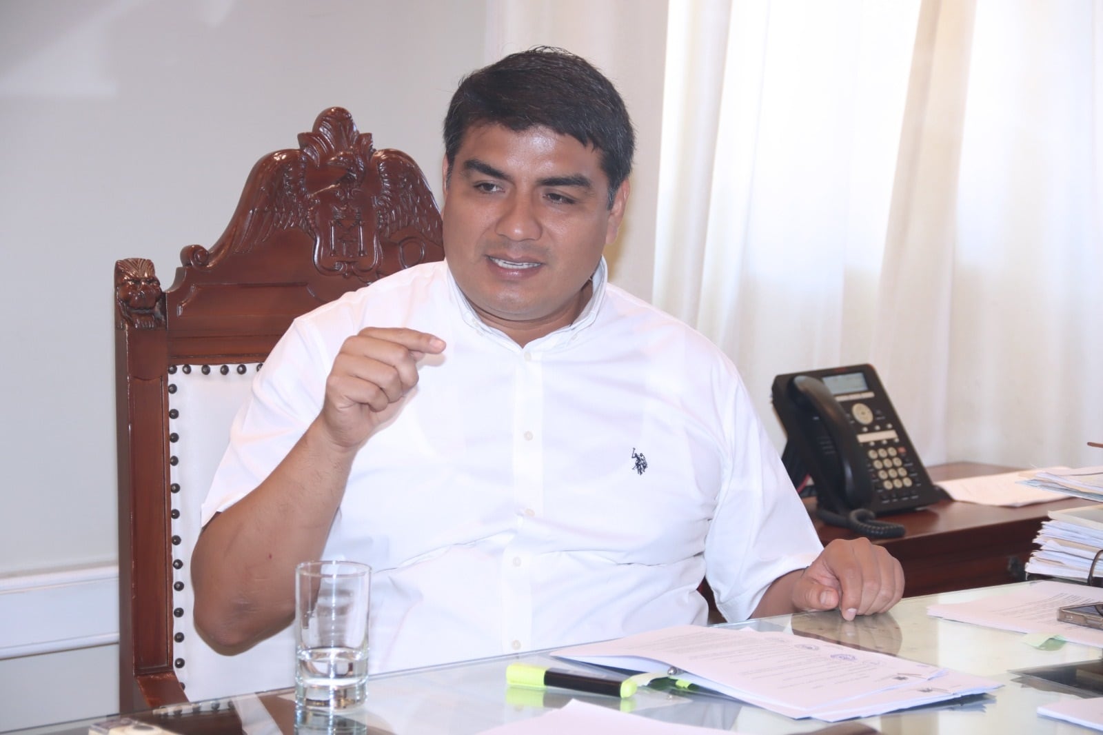 La autoridad edil afrontaría un pedido de seis años de prisión. Según la Fiscalía, una empresa de asesoría supuestamente vinculada al abogado habría cobrado fuertes sumas de dinero por servicios prestados a la municipalidad de Moche pese a que estos no se ejecutaron. Burgomaestre dice que “la verdad nos hará libres”.