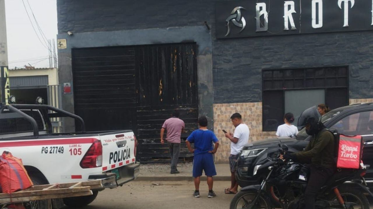 Explosión sorprendió a los vecinos de la avenida Juan Pablo II. Agentes de la Policía Nacional del Perú ya investigan este atentado.