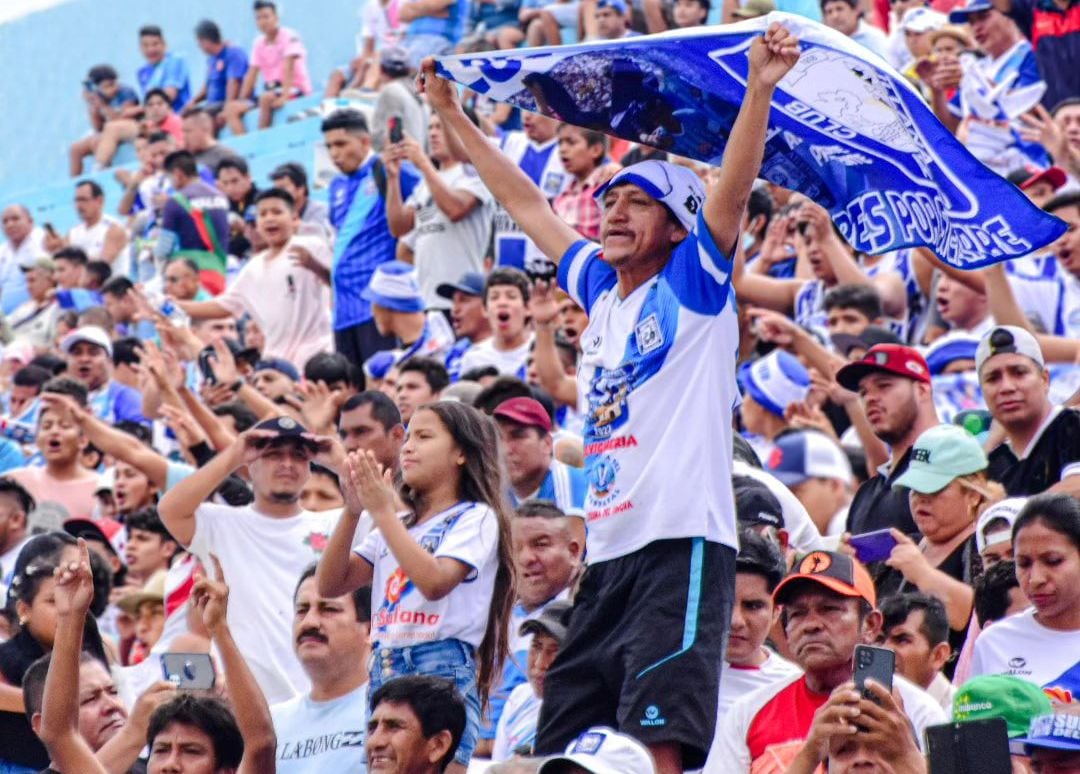 Partido se juega desde la una de la tarde en el estadio Campeones del 36 de Sullana.