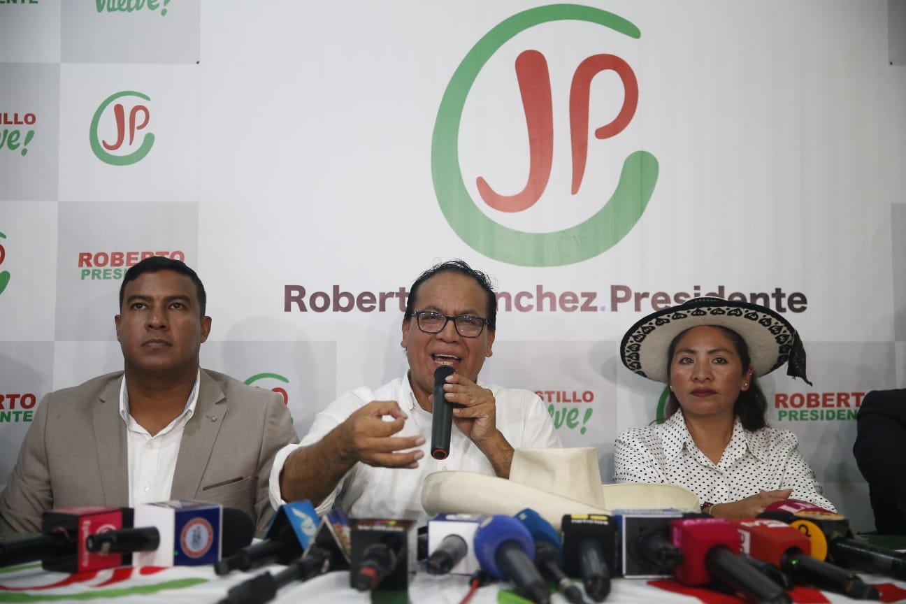 Roberto Sánchez y su equipo técnico aseguran que su pedido de recuento de votos se da en el marco de la ley electoral. (Foto: César Campos / @photo.gec)