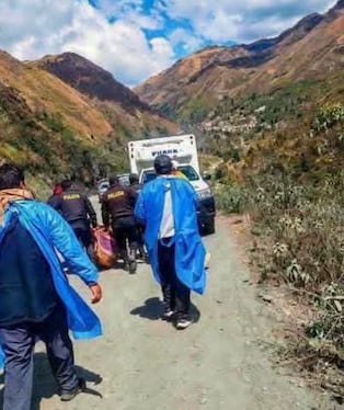 Un choque múltiple en la vía Interoceánica dejó dos hermanos fallecidos en Azángaro, mientras que un despiste de camioneta en Sandia provocó otra víctima mortal. La Policía investiga ambos casos.