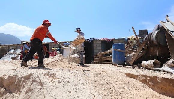 Familias afectadas por el ingreso de lodo y piedras a sus viviendas. (Foto: Leonardo Cuito)