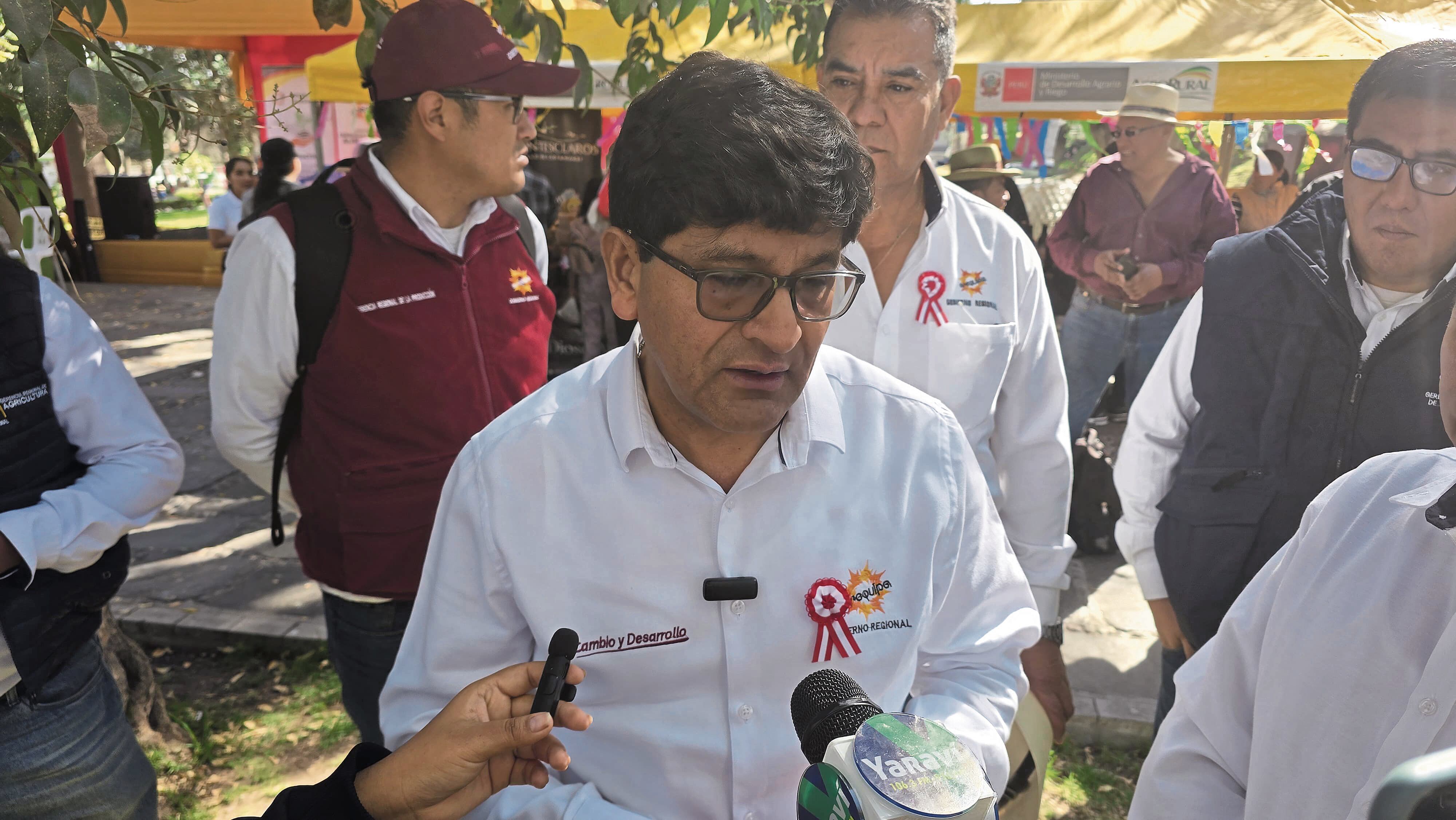 Gobernador regional de Arequipa, Rohel Sánchez, da su palabra de plazos en feria. Foto: GEC.