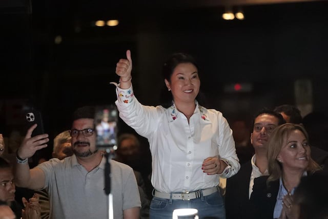 Keiko Fujimori saluda a sus simpatizantes tras pronunciarse sobre el conteo rápido (Fotos: Julio Reaño/GEC)