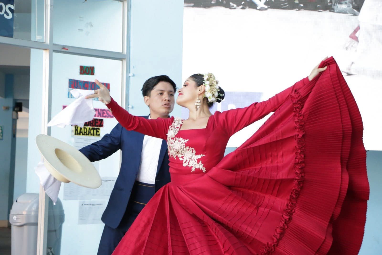 Municipalidad Provincial de Trujillo habilitó módulos de informes e inscripciones en la Piscina Gildemeister y en la plaza de armas.