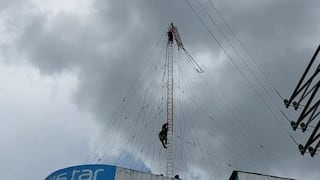 Hermanos quedan colgando de más de 30 metros de altura mientras reparaban antena en Huancayo