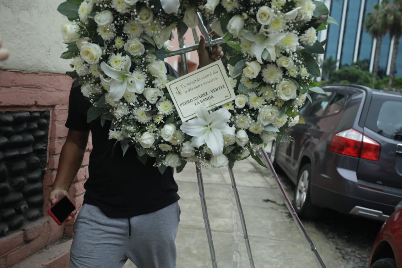 Restos de Pedro Suarez Vertiz llegó a la parroquia Nuestra Señora de Fatima en Miraflores, donde será velado.
Fotos Britanie Arroyo/ @photo.gec