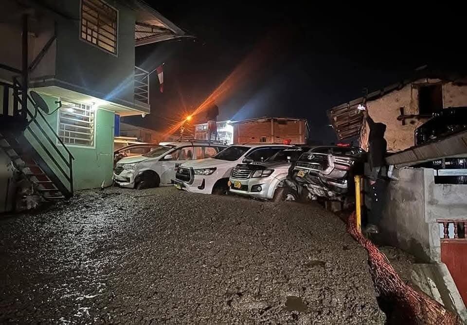 Según informó el Centro de Operaciones de Emergencia Regional (COER) La Libertad, el hecho ocurrió a las 8:30 de la noche del último martes. El fenómeno natural causó el bloqueo de vías urbanas, dificultando el tránsito y acceso en la zona. Foto: Florencia en la Noticia.