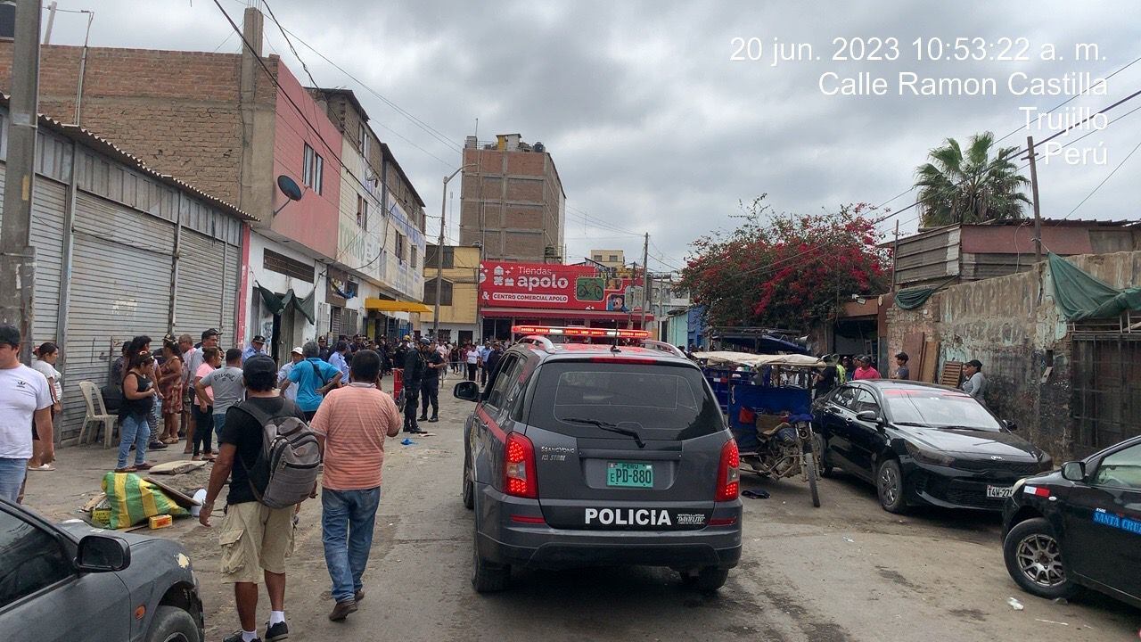 Según vecinos de la zona, el instrumento contra incendios estalló bruscamente, saliendo disparado al lugar donde se encontraba la víctima de 66 años.