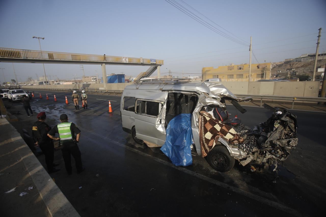 Accidente vehicular dejó dos fallecidos en el km 27 de la Panamericana Sur
Fotos: César.grados@photo.gec