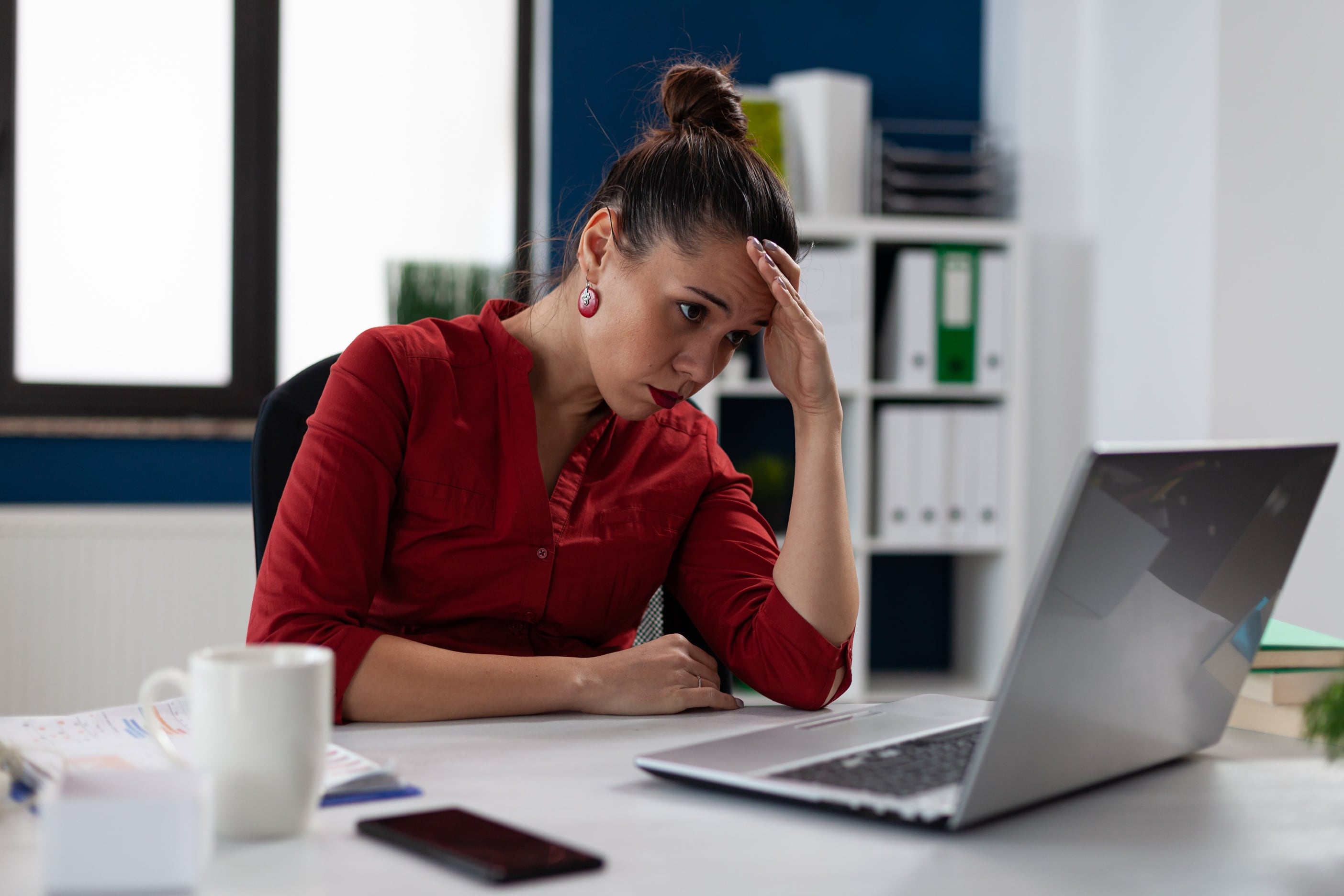 El estrés crónico, las jornadas prolongadas y la hiperconectividad están incrementando los casos de burnout entre los trabajadores peruanos. Un especialista explica cuáles son las principales señales de alerta y las medidas para proteger la salud mental.