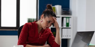 El estrés crónico, las jornadas prolongadas y la hiperconectividad están incrementando los casos de burnout entre los trabajadores peruanos. Un especialista explica cuáles son las principales señales de alerta y las medidas para proteger la salud mental.