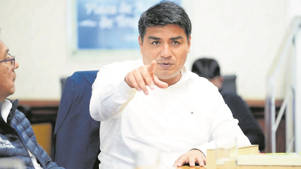 Concejo aprobó licencia de 30 días de apepista Mario Reyna, pero autoridad dice que aún evalúa con qué partido participar porque tiene dos invitaciones más.