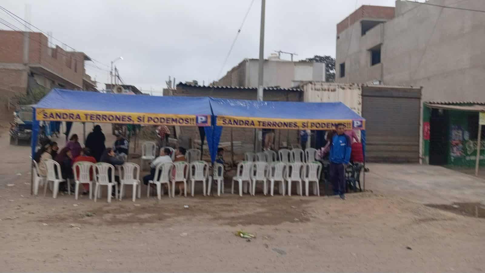 Sandra Terrones instaló toldos con su nombre y del partido y logotipo de Sí Podemos en el velatorio de octagenaria que murió tras incendiarse su vivienda.