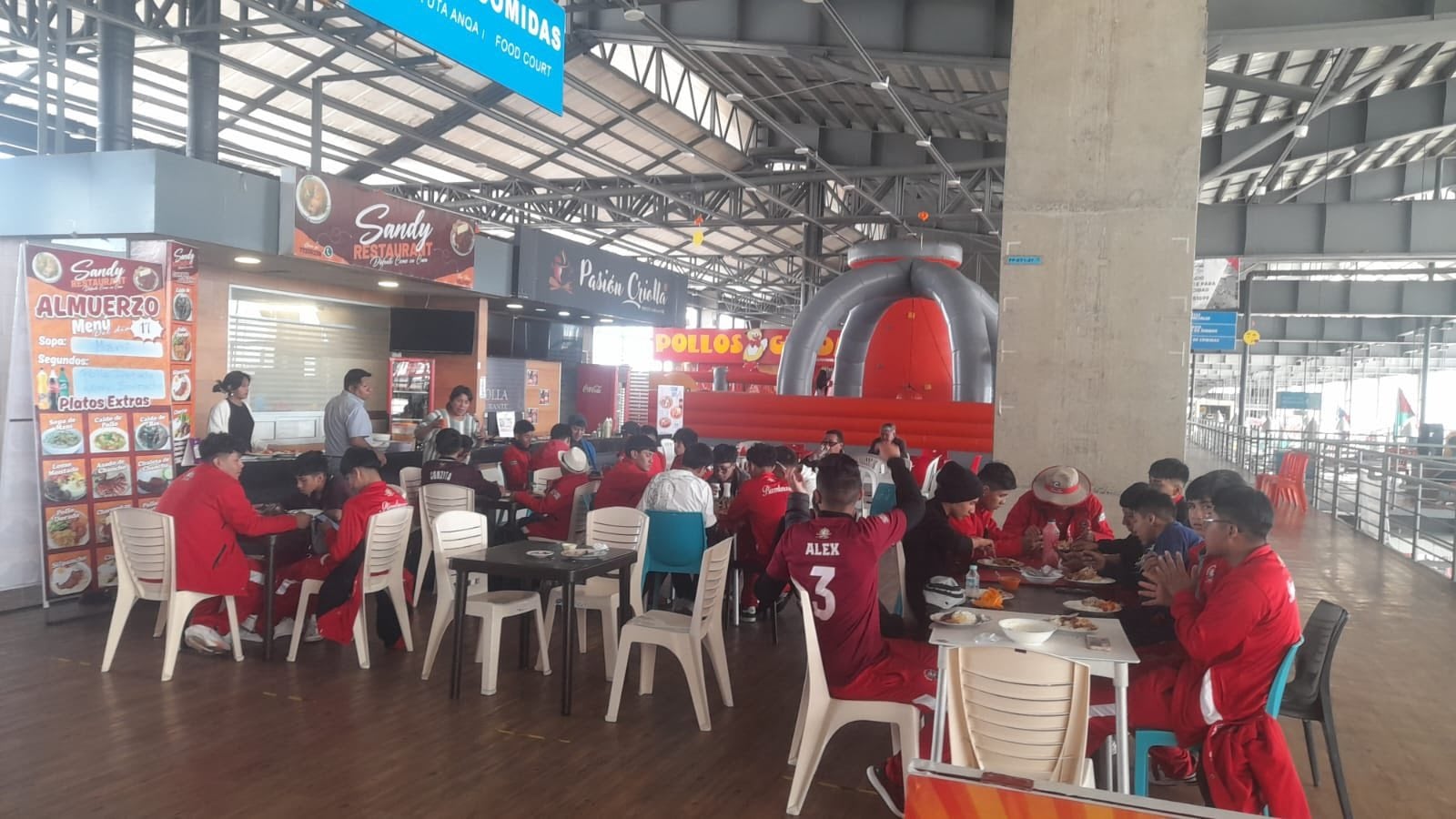 Cierre de carreteras en el país vecino dejó incomunicados a estudiantes, quienes ahora solicitan un puente aéreo de emergencia para volver al país.