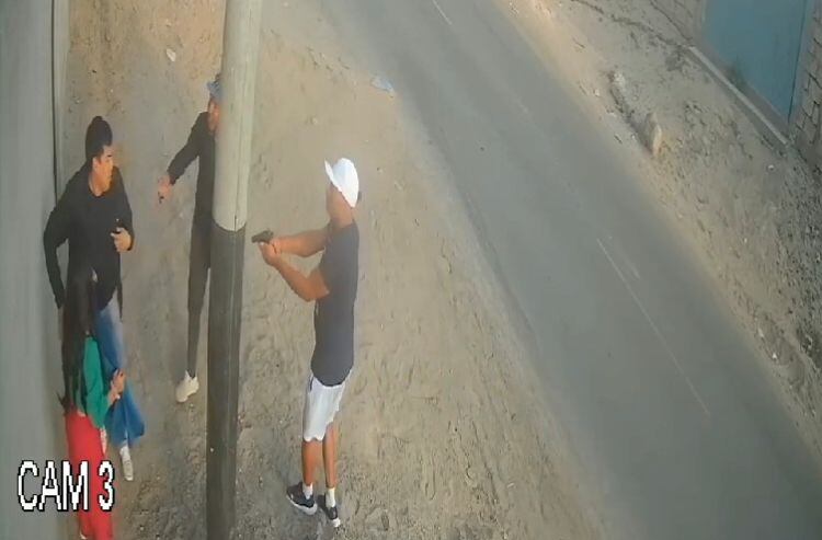 Cámaras de seguridad captaron el preciso momento del asalto. (Foto: Captura)