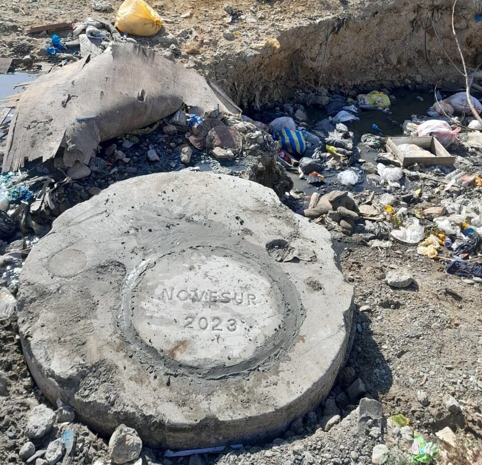 Basura y desperdicios en la red de alcantarillado de la provincia de Talara