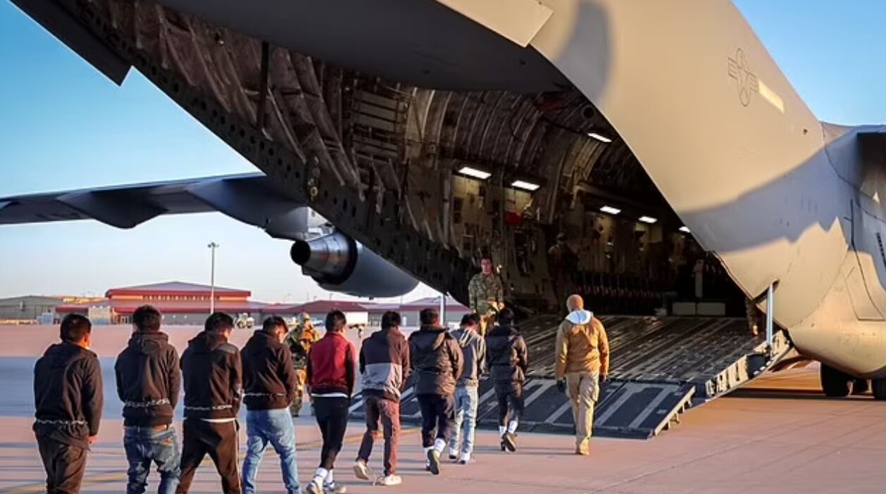 El Servicio de Inmigración y Control de Aduanas (ICE) anunció un nuevo máximo diario de detenciones de inmigrantes tras la promesa de la Administración Trump de intensificar las redadas. Más de 4.000 personas han sido arrestadas desde la investidura presidencial.