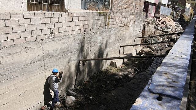 Muro de torrentera de Cayma pone en riesgo a vecinos