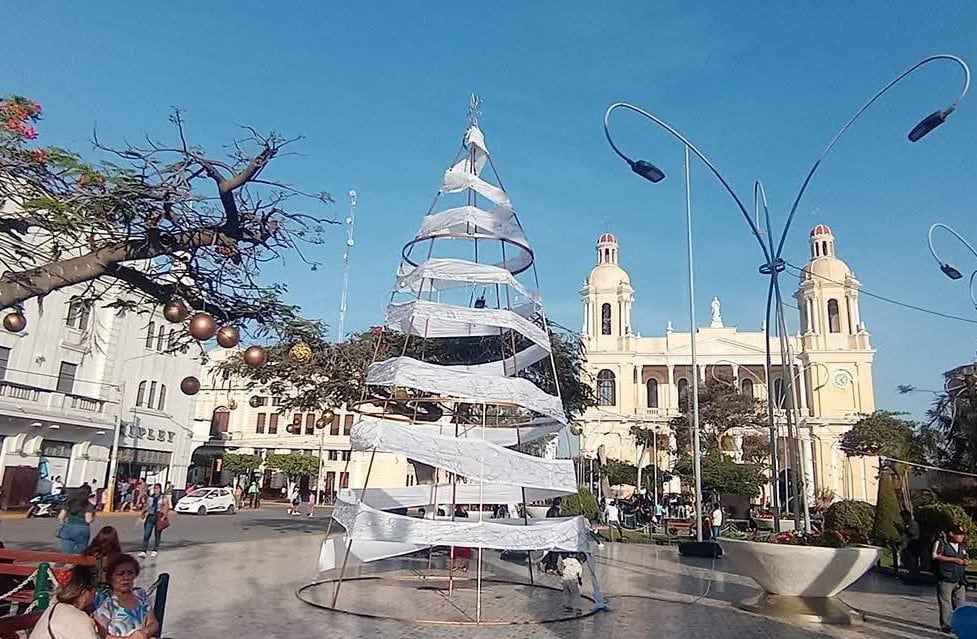 Frustración de chiclayano por árbol navideño.