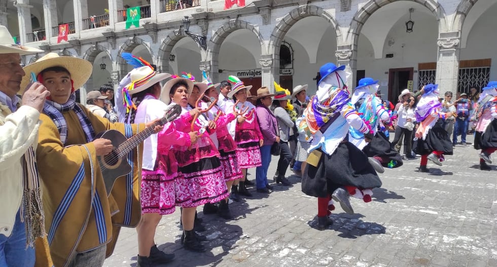 Comparsa Peru Comparsa navideña de Apurimac: Residentes danzan huaylía al niño Jesús ...
