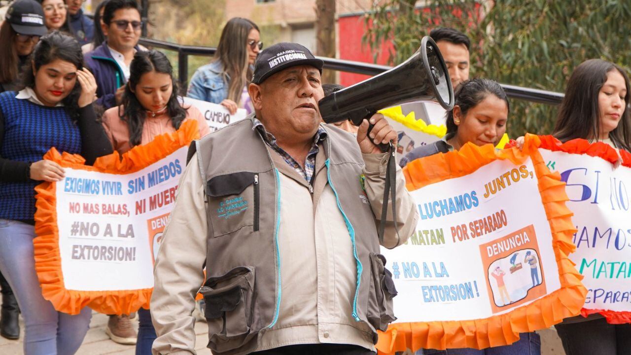 Manifestantes elevaron su voz pidiendo paz, con arengas y pancartas.
