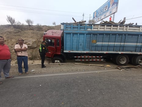 Piura: Accidente entre ómnibus y camión en Sullana deja dos muertos y varios heridos