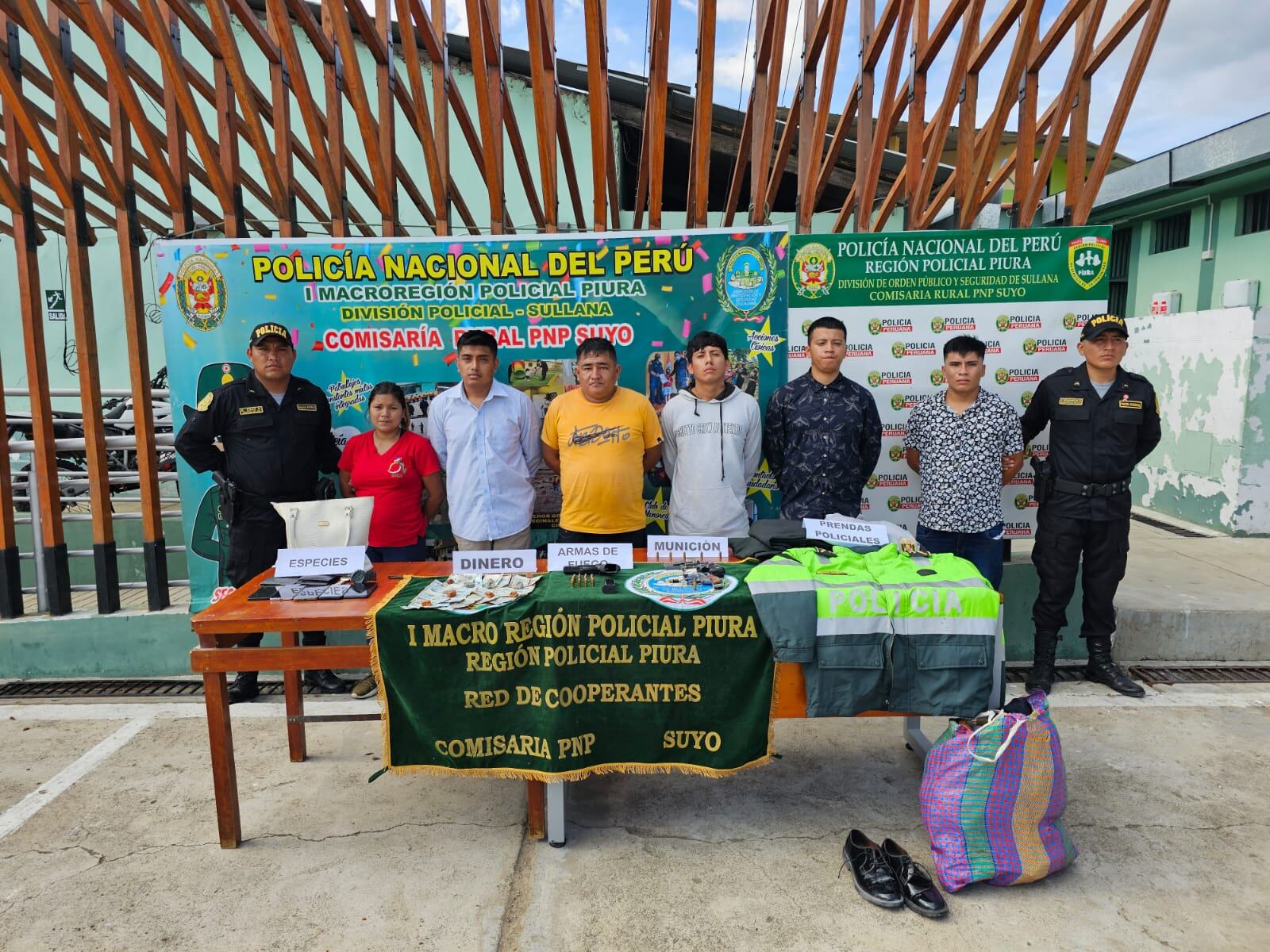Según la policía, en la camioneta se les encontró armas de fuego, municiones y prendas policiales, así como dinero en efectivo